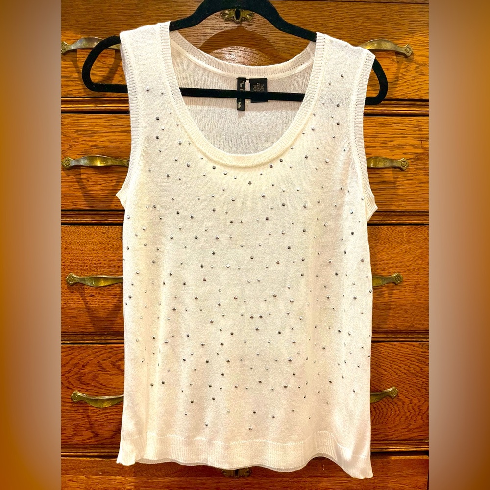 Nue Options Petite White Sleeveless Top with Metallic-like accents